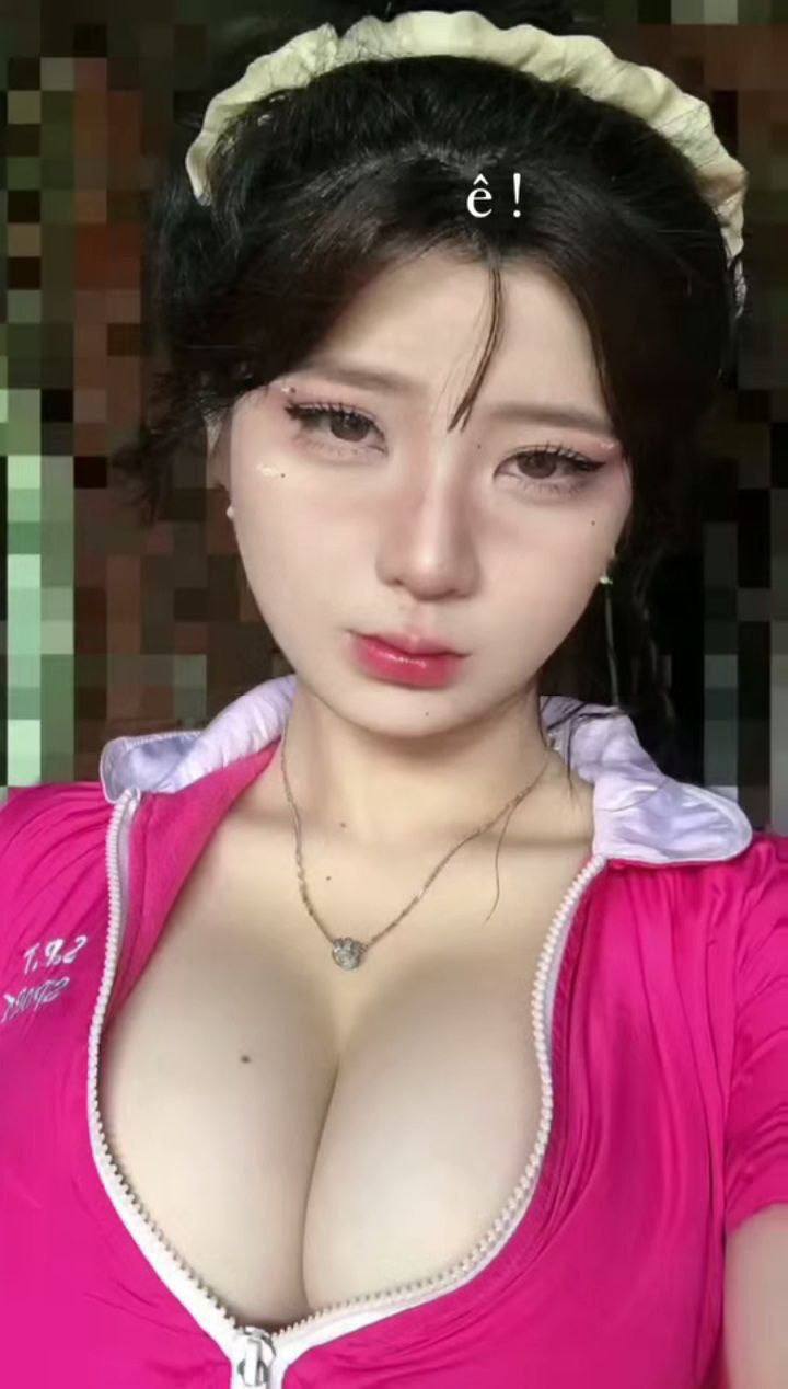 Thanh niên cơ hội khi ngủ chung phòng với quản lý nữ khó tính đang say xỉn
