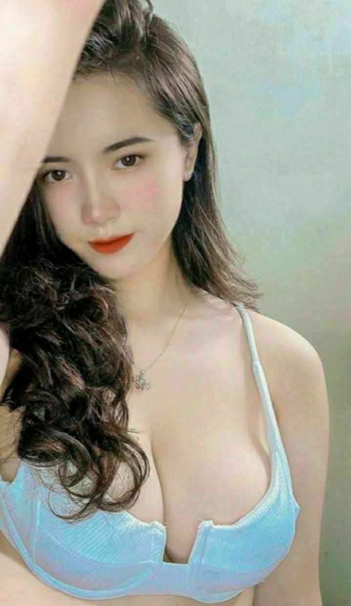 Mặc một chiếc váy da, tất màu da và giày cao gót, cô ngồi trên một người đàn ông, nghiêng cái mông to của mình lên xuống, với vẻ mặt dâm đãng.